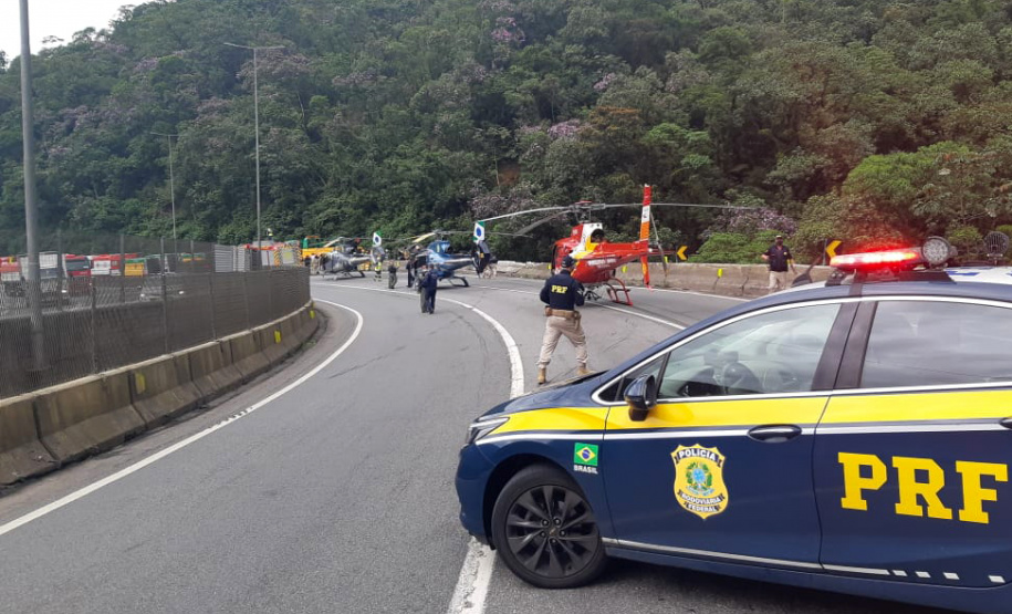 O Corpo de Bombeiros e o Batalhão de Polícia Militar de Operações Aéreas (BPMOA) estão ajudando no atendimento do acidente com um ônibus de turismo que ocorreu na manhã desta segunda-feira (25) na BR-376, próximo à Curva da Santa, em Guaratuba, no Litoral do Paraná.Foto: PRF