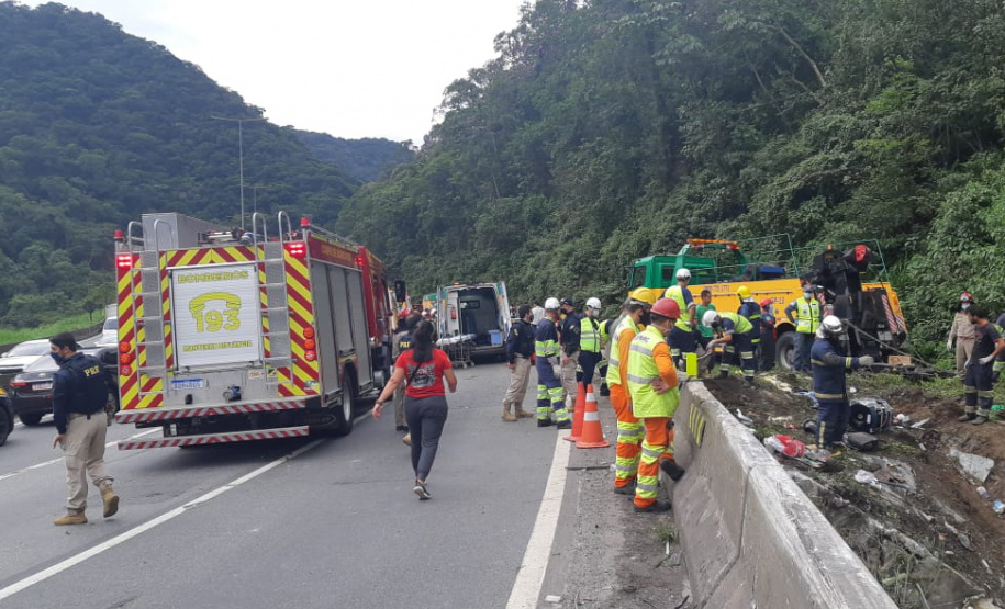 O Corpo de Bombeiros e o Batalhão de Polícia Militar de Operações Aéreas (BPMOA) estão ajudando no atendimento do acidente com um ônibus de turismo que ocorreu na manhã desta segunda-feira (25) na BR-376, próximo à Curva da Santa, em Guaratuba, no Litoral do Paraná.Foto: PRF