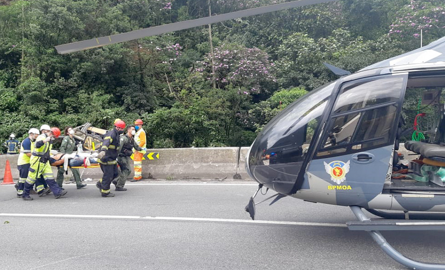 O Corpo de Bombeiros e o Batalhão de Polícia Militar de Operações Aéreas (BPMOA) estão ajudando no atendimento do acidente com um ônibus de turismo que ocorreu na manhã desta segunda-feira (25) na BR-376, próximo à Curva da Santa, em Guaratuba, no Litoral do Paraná.Foto: PRF