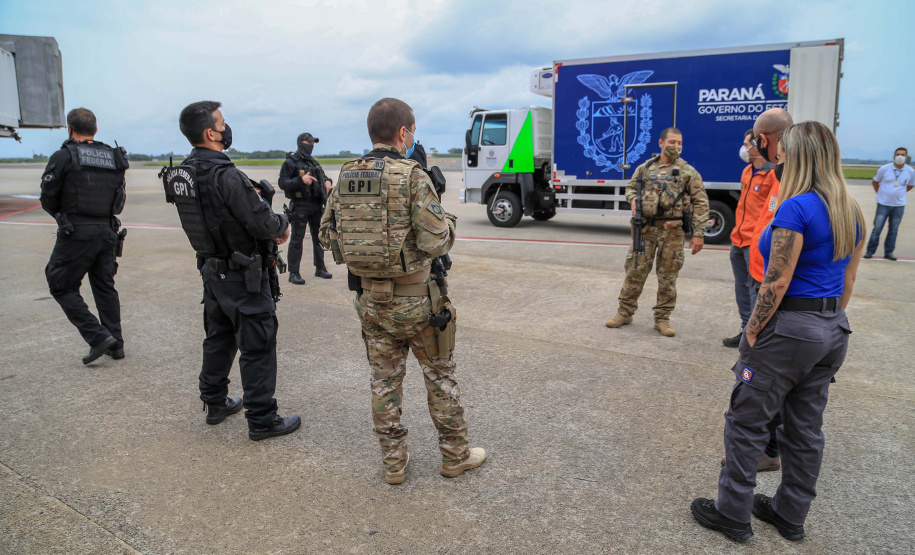 O Paraná recebeu nesta segunda-feira (25) um novo lote de vacinas com 39.600 doses contra a Covid-19, o terceiro em uma semana. Os imunizantes serão usados prioritariamente na proteção dos trabalhadores que estão na linha de frente do combate à pandemia, já que a Secretaria de Estado da Saúde (Sesa) confirmou que finalizou o processo de vacinação de dois importantes setores dentro do grupo prioritário. Foto: Valdelino Pontes