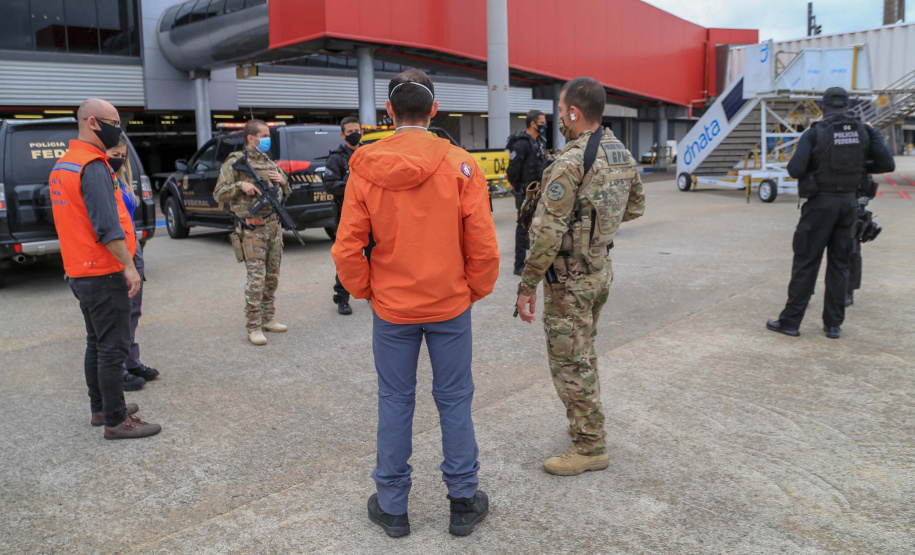 O Paraná recebeu nesta segunda-feira (25) um novo lote de vacinas com 39.600 doses contra a Covid-19, o terceiro em uma semana. Os imunizantes serão usados prioritariamente na proteção dos trabalhadores que estão na linha de frente do combate à pandemia, já que a Secretaria de Estado da Saúde (Sesa) confirmou que finalizou o processo de vacinação de dois importantes setores dentro do grupo prioritário. Foto: Valdelino Pontes