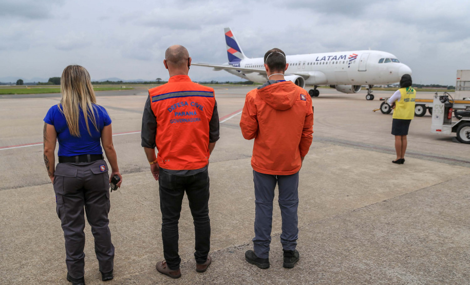 O Paraná recebeu nesta segunda-feira (25) um novo lote de vacinas com 39.600 doses contra a Covid-19, o terceiro em uma semana. Os imunizantes serão usados prioritariamente na proteção dos trabalhadores que estão na linha de frente do combate à pandemia, já que a Secretaria de Estado da Saúde (Sesa) confirmou que finalizou o processo de vacinação de dois importantes setores dentro do grupo prioritário. Foto: Valdelino Pontes