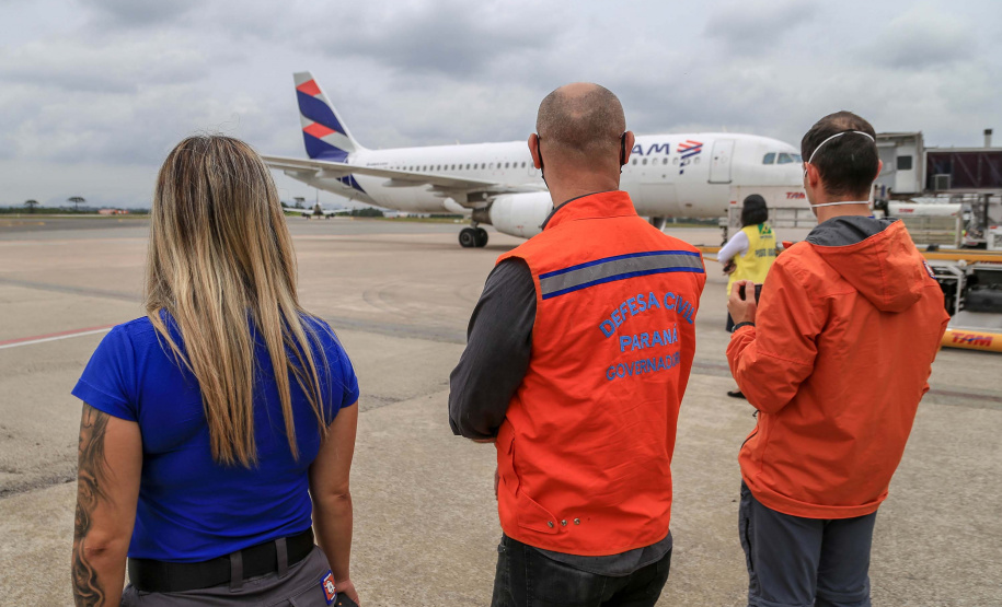 O Paraná recebeu nesta segunda-feira (25) um novo lote de vacinas com 39.600 doses contra a Covid-19, o terceiro em uma semana. Os imunizantes serão usados prioritariamente na proteção dos trabalhadores que estão na linha de frente do combate à pandemia, já que a Secretaria de Estado da Saúde (Sesa) confirmou que finalizou o processo de vacinação de dois importantes setores dentro do grupo prioritário. Foto: Valdelino Pontes