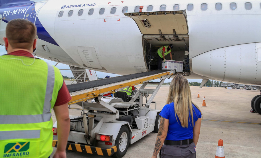 O Paraná recebeu nesta segunda-feira (25) um novo lote de vacinas com 39.600 doses contra a Covid-19, o terceiro em uma semana. Os imunizantes serão usados prioritariamente na proteção dos trabalhadores que estão na linha de frente do combate à pandemia, já que a Secretaria de Estado da Saúde (Sesa) confirmou que finalizou o processo de vacinação de dois importantes setores dentro do grupo prioritário. Foto: Valdelino Pontes