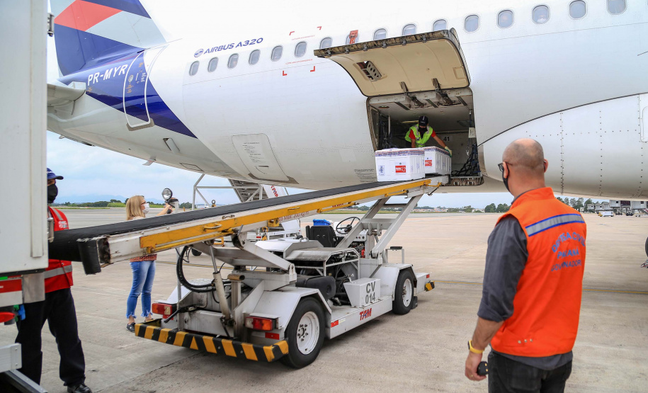O Paraná recebeu nesta segunda-feira (25) um novo lote de vacinas com 39.600 doses contra a Covid-19, o terceiro em uma semana. Os imunizantes serão usados prioritariamente na proteção dos trabalhadores que estão na linha de frente do combate à pandemia, já que a Secretaria de Estado da Saúde (Sesa) confirmou que finalizou o processo de vacinação de dois importantes setores dentro do grupo prioritário. Foto: Valdelino Pontes