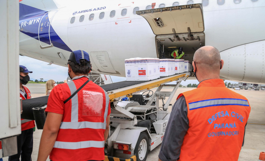 O Paraná recebeu nesta segunda-feira (25) um novo lote de vacinas com 39.600 doses contra a Covid-19, o terceiro em uma semana. Os imunizantes serão usados prioritariamente na proteção dos trabalhadores que estão na linha de frente do combate à pandemia, já que a Secretaria de Estado da Saúde (Sesa) confirmou que finalizou o processo de vacinação de dois importantes setores dentro do grupo prioritário. Foto: Valdelino Pontes