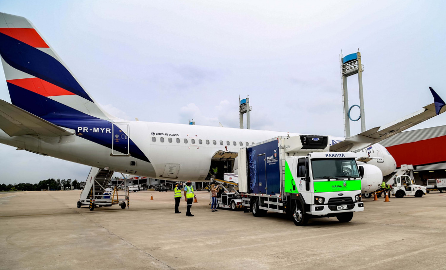 O Paraná recebeu nesta segunda-feira (25) um novo lote de vacinas com 39.600 doses contra a Covid-19, o terceiro em uma semana. Os imunizantes serão usados prioritariamente na proteção dos trabalhadores que estão na linha de frente do combate à pandemia, já que a Secretaria de Estado da Saúde (Sesa) confirmou que finalizou o processo de vacinação de dois importantes setores dentro do grupo prioritário. Foto: Valdelino Pontes