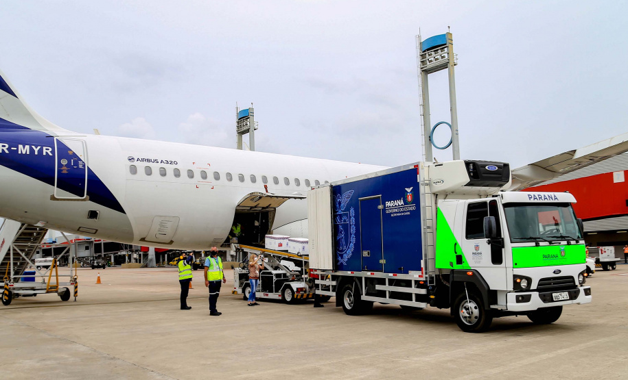 O Paraná recebeu nesta segunda-feira (25) um novo lote de vacinas com 39.600 doses contra a Covid-19, o terceiro em uma semana. Os imunizantes serão usados prioritariamente na proteção dos trabalhadores que estão na linha de frente do combate à pandemia, já que a Secretaria de Estado da Saúde (Sesa) confirmou que finalizou o processo de vacinação de dois importantes setores dentro do grupo prioritário. Foto: Valdelino Pontes