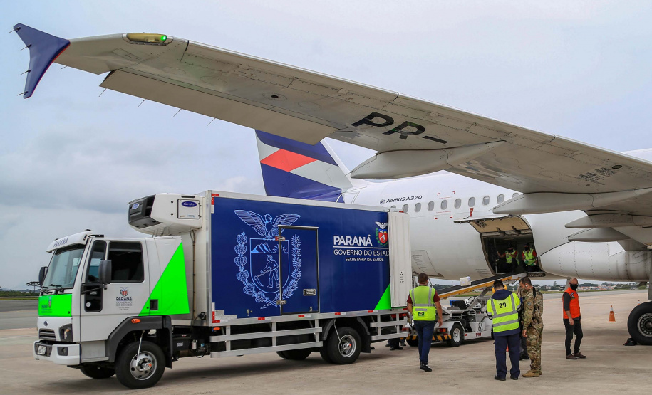 O Paraná recebeu nesta segunda-feira (25) um novo lote de vacinas com 39.600 doses contra a Covid-19, o terceiro em uma semana. Os imunizantes serão usados prioritariamente na proteção dos trabalhadores que estão na linha de frente do combate à pandemia, já que a Secretaria de Estado da Saúde (Sesa) confirmou que finalizou o processo de vacinação de dois importantes setores dentro do grupo prioritário. Foto: Valdelino Pontes