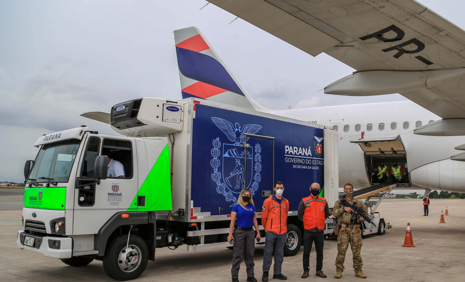 O Paraná recebeu nesta segunda-feira (25) um novo lote de vacinas com 39.600 doses contra a Covid-19, o terceiro em uma semana. Os imunizantes serão usados prioritariamente na proteção dos trabalhadores que estão na linha de frente do combate à pandemia, já que a Secretaria de Estado da Saúde (Sesa) confirmou que finalizou o processo de vacinação de dois importantes setores dentro do grupo prioritário. Foto: Valdelino Pontes