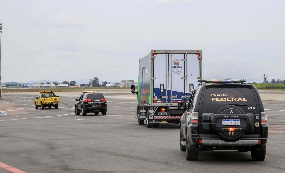 O Paraná recebeu nesta segunda-feira (25) um novo lote de vacinas com 39.600 doses contra a Covid-19, o terceiro em uma semana. Os imunizantes serão usados prioritariamente na proteção dos trabalhadores que estão na linha de frente do combate à pandemia, já que a Secretaria de Estado da Saúde (Sesa) confirmou que finalizou o processo de vacinação de dois importantes setores dentro do grupo prioritário. Foto: Valdelino Pontes