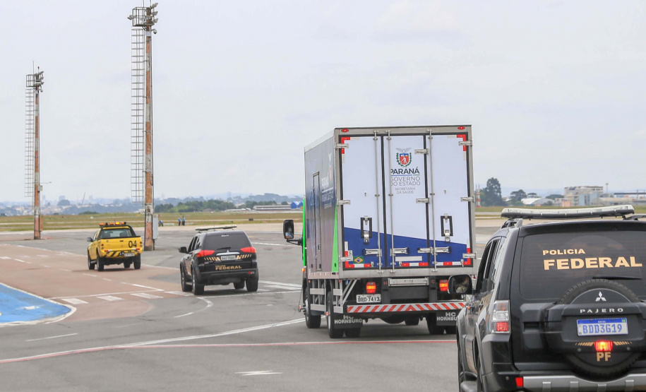 O Paraná recebeu nesta segunda-feira (25) um novo lote de vacinas com 39.600 doses contra a Covid-19, o terceiro em uma semana. Os imunizantes serão usados prioritariamente na proteção dos trabalhadores que estão na linha de frente do combate à pandemia, já que a Secretaria de Estado da Saúde (Sesa) confirmou que finalizou o processo de vacinação de dois importantes setores dentro do grupo prioritário. Foto: Valdelino Pontes