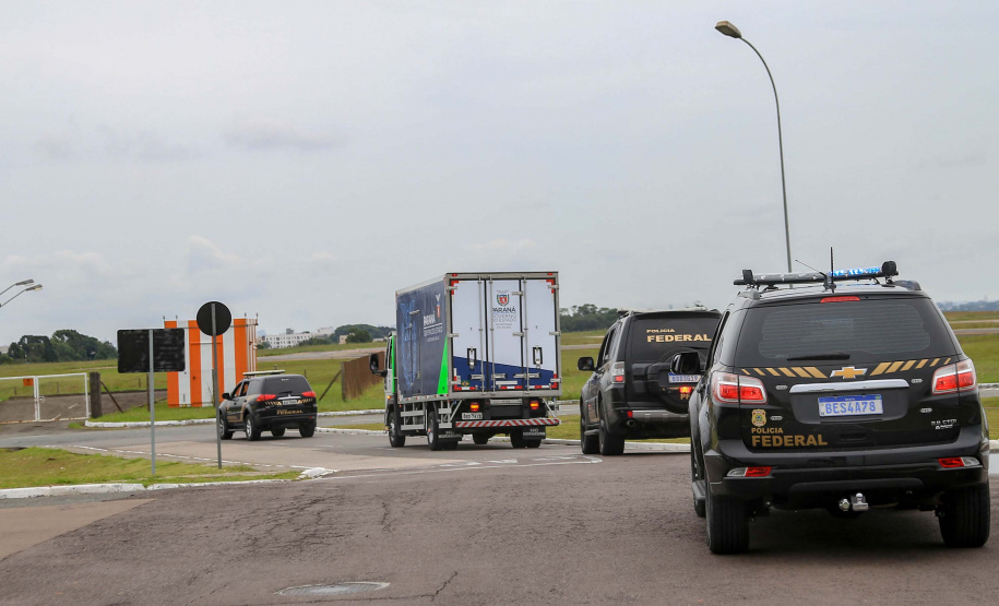 O Paraná recebeu nesta segunda-feira (25) um novo lote de vacinas com 39.600 doses contra a Covid-19, o terceiro em uma semana. Os imunizantes serão usados prioritariamente na proteção dos trabalhadores que estão na linha de frente do combate à pandemia, já que a Secretaria de Estado da Saúde (Sesa) confirmou que finalizou o processo de vacinação de dois importantes setores dentro do grupo prioritário. Foto: Valdelino Pontes