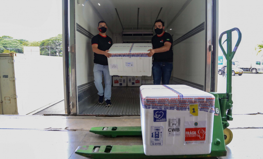 O Paraná recebeu nesta segunda-feira (25) um novo lote de vacinas com 39.600 doses contra a Covid-19, o terceiro em uma semana. Os imunizantes serão usados prioritariamente na proteção dos trabalhadores que estão na linha de frente do combate à pandemia, já que a Secretaria de Estado da Saúde (Sesa) confirmou que finalizou o processo de vacinação de dois importantes setores dentro do grupo prioritário. Foto: Valdelino Pontes