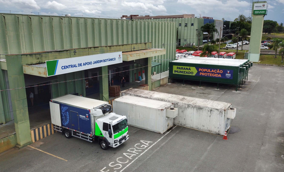O Paraná recebeu nesta segunda-feira (25) um novo lote de vacinas com 39.600 doses contra a Covid-19, o terceiro em uma semana. Os imunizantes serão usados prioritariamente na proteção dos trabalhadores que estão na linha de frente do combate à pandemia, já que a Secretaria de Estado da Saúde (Sesa) confirmou que finalizou o processo de vacinação de dois importantes setores dentro do grupo prioritário. Foto: José Fernando Ogura/AEN