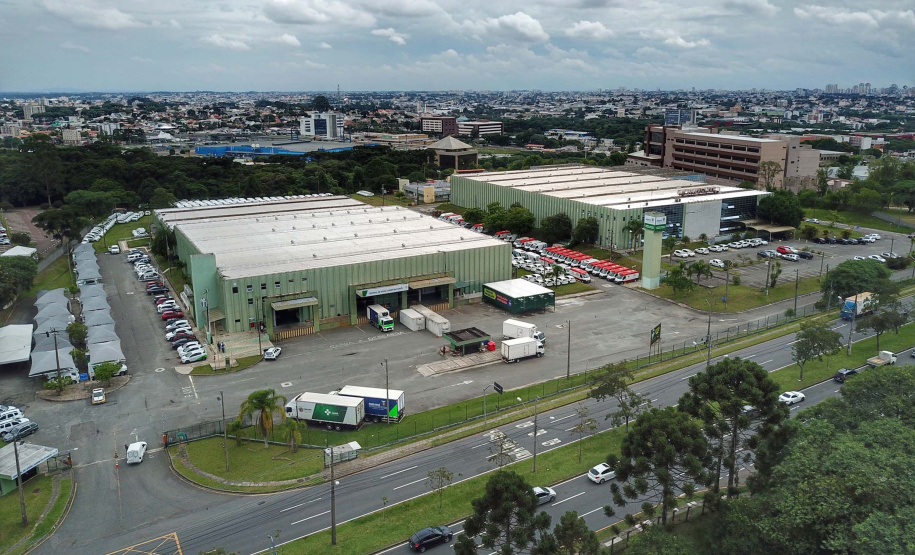 O Paraná recebeu nesta segunda-feira (25) um novo lote de vacinas com 39.600 doses contra a Covid-19, o terceiro em uma semana. Os imunizantes serão usados prioritariamente na proteção dos trabalhadores que estão na linha de frente do combate à pandemia, já que a Secretaria de Estado da Saúde (Sesa) confirmou que finalizou o processo de vacinação de dois importantes setores dentro do grupo prioritário. Foto: José Fernando Ogura/AEN