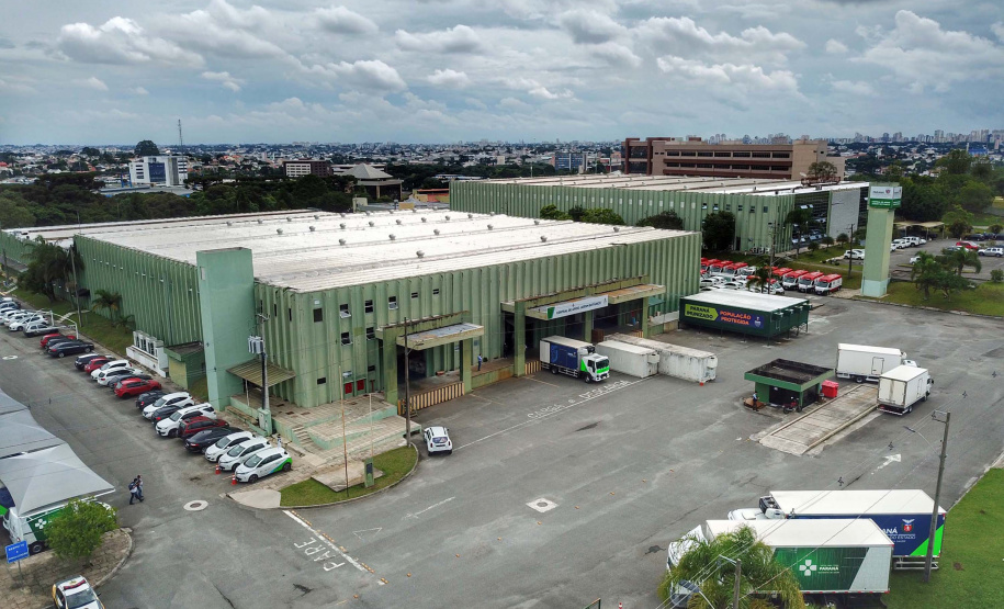 O Paraná recebeu nesta segunda-feira (25) um novo lote de vacinas com 39.600 doses contra a Covid-19, o terceiro em uma semana. Os imunizantes serão usados prioritariamente na proteção dos trabalhadores que estão na linha de frente do combate à pandemia, já que a Secretaria de Estado da Saúde (Sesa) confirmou que finalizou o processo de vacinação de dois importantes setores dentro do grupo prioritário. Foto: José Fernando Ogura/AEN