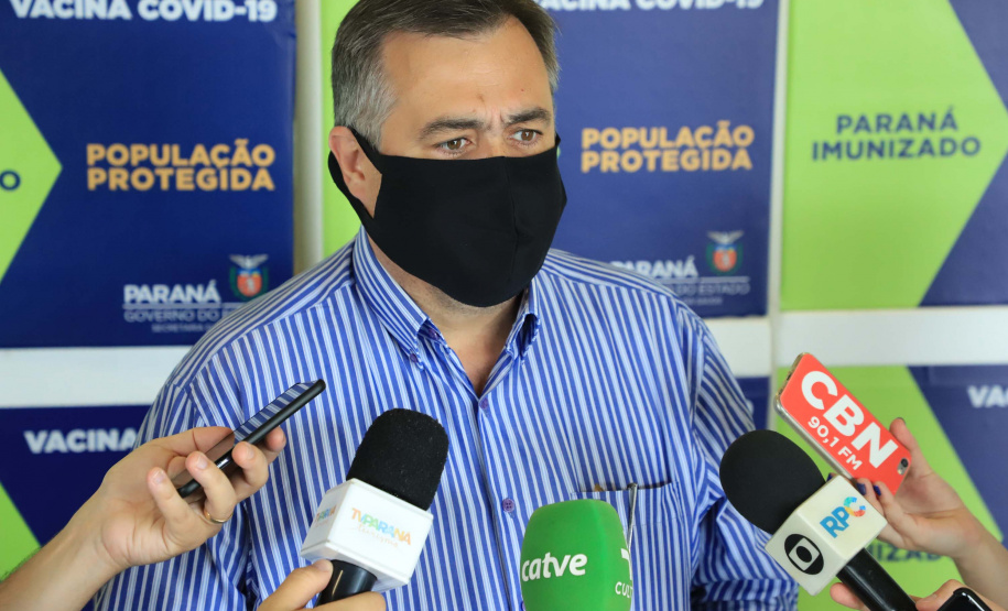 O Paraná recebeu nesta segunda-feira (25) um novo lote de vacinas com 39.600 doses contra a Covid-19, o terceiro em uma semana. Os imunizantes serão usados prioritariamente na proteção dos trabalhadores que estão na linha de frente do combate à pandemia, já que a Secretaria de Estado da Saúde (Sesa) confirmou que finalizou o processo de vacinação de dois importantes setores dentro do grupo prioritário.