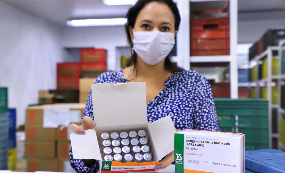 O Paraná recebeu nesta segunda-feira (25) um novo lote de vacinas com 39.600 doses contra a Covid-19, o terceiro em uma semana. Os imunizantes serão usados prioritariamente na proteção dos trabalhadores que estão na linha de frente do combate à pandemia, já que a Secretaria de Estado da Saúde (Sesa) confirmou que finalizou o processo de vacinação de dois importantes setores dentro do grupo prioritário.