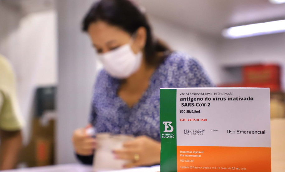 O Paraná recebeu nesta segunda-feira (25) um novo lote de vacinas com 39.600 doses contra a Covid-19, o terceiro em uma semana. Os imunizantes serão usados prioritariamente na proteção dos trabalhadores que estão na linha de frente do combate à pandemia, já que a Secretaria de Estado da Saúde (Sesa) confirmou que finalizou o processo de vacinação de dois importantes setores dentro do grupo prioritário.