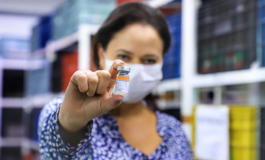 O Paraná recebeu nesta segunda-feira (25) um novo lote de vacinas com 39.600 doses contra a Covid-19, o terceiro em uma semana. Os imunizantes serão usados prioritariamente na proteção dos trabalhadores que estão na linha de frente do combate à pandemia, já que a Secretaria de Estado da Saúde (Sesa) confirmou que finalizou o processo de vacinação de dois importantes setores dentro do grupo prioritário.