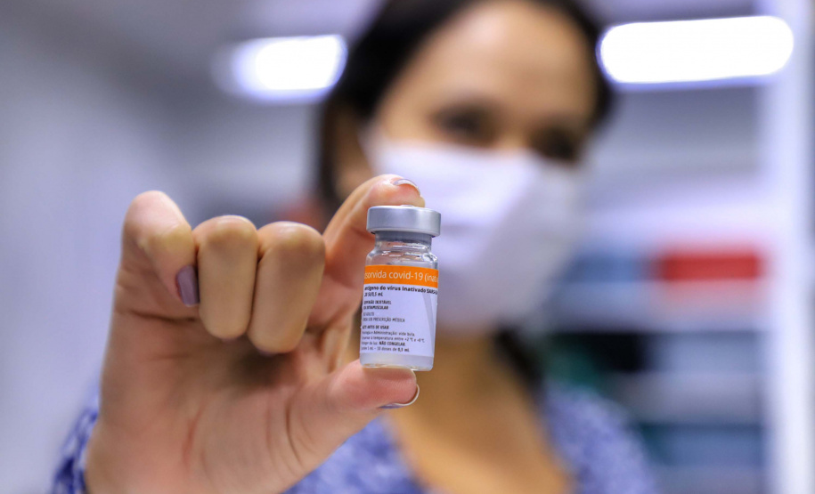 O Paraná recebeu nesta segunda-feira (25) um novo lote de vacinas com 39.600 doses contra a Covid-19, o terceiro em uma semana. Os imunizantes serão usados prioritariamente na proteção dos trabalhadores que estão na linha de frente do combate à pandemia, já que a Secretaria de Estado da Saúde (Sesa) confirmou que finalizou o processo de vacinação de dois importantes setores dentro do grupo prioritário.