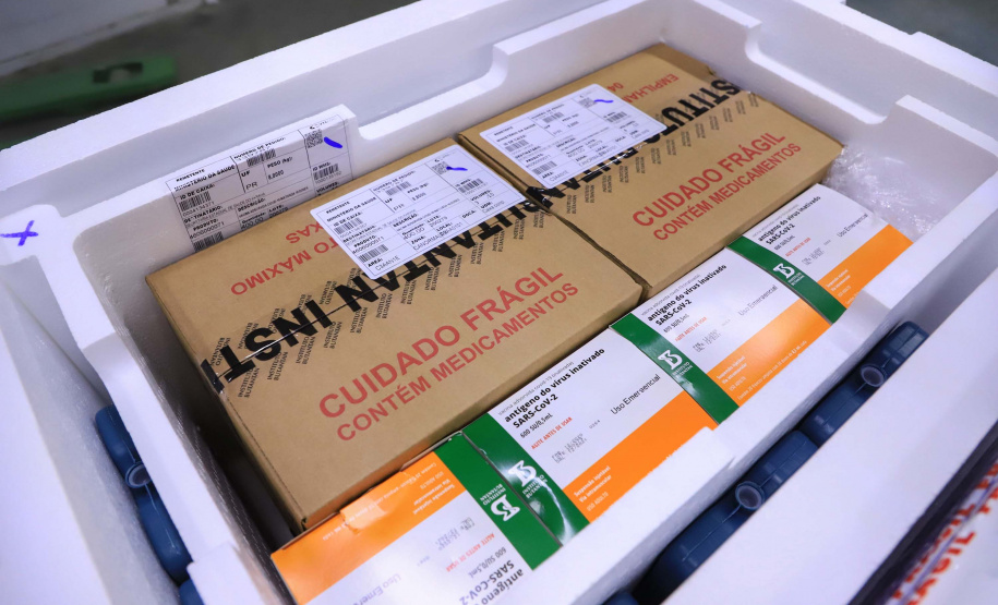 O Paraná recebeu nesta segunda-feira (25) um novo lote de vacinas com 39.600 doses contra a Covid-19, o terceiro em uma semana. Os imunizantes serão usados prioritariamente na proteção dos trabalhadores que estão na linha de frente do combate à pandemia, já que a Secretaria de Estado da Saúde (Sesa) confirmou que finalizou o processo de vacinação de dois importantes setores dentro do grupo prioritário.