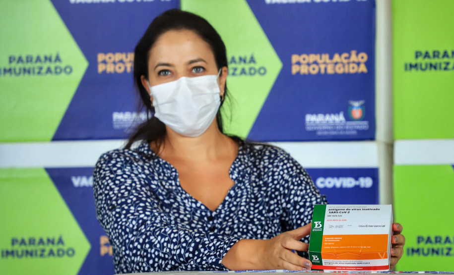 O Paraná recebeu nesta segunda-feira (25) um novo lote de vacinas com 39.600 doses contra a Covid-19, o terceiro em uma semana. Os imunizantes serão usados prioritariamente na proteção dos trabalhadores que estão na linha de frente do combate à pandemia, já que a Secretaria de Estado da Saúde (Sesa) confirmou que finalizou o processo de vacinação de dois importantes setores dentro do grupo prioritário.