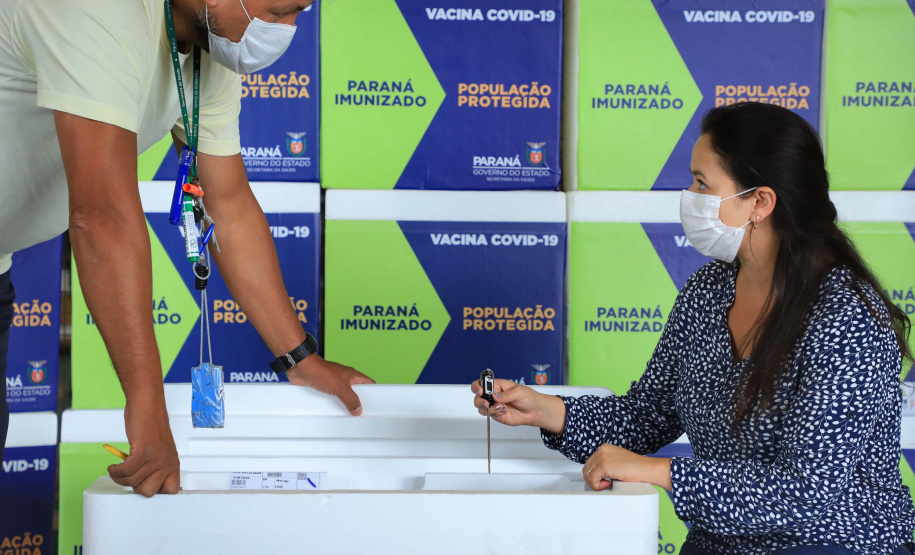 O Paraná recebeu nesta segunda-feira (25) um novo lote de vacinas com 39.600 doses contra a Covid-19, o terceiro em uma semana. Os imunizantes serão usados prioritariamente na proteção dos trabalhadores que estão na linha de frente do combate à pandemia, já que a Secretaria de Estado da Saúde (Sesa) confirmou que finalizou o processo de vacinação de dois importantes setores dentro do grupo prioritário.