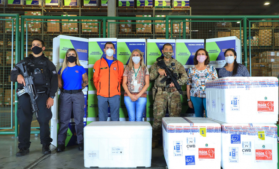 O Paraná recebeu nesta segunda-feira (25) um novo lote de vacinas com 39.600 doses contra a Covid-19, o terceiro em uma semana. Os imunizantes serão usados prioritariamente na proteção dos trabalhadores que estão na linha de frente do combate à pandemia, já que a Secretaria de Estado da Saúde (Sesa) confirmou que finalizou o processo de vacinação de dois importantes setores dentro do grupo prioritário.