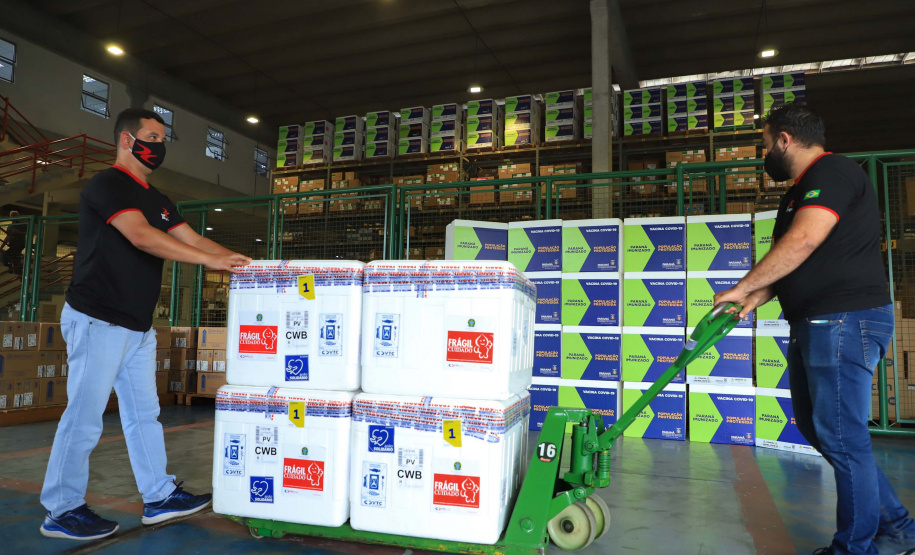 O Paraná recebeu nesta segunda-feira (25) um novo lote de vacinas com 39.600 doses contra a Covid-19, o terceiro em uma semana. Os imunizantes serão usados prioritariamente na proteção dos trabalhadores que estão na linha de frente do combate à pandemia, já que a Secretaria de Estado da Saúde (Sesa) confirmou que finalizou o processo de vacinação de dois importantes setores dentro do grupo prioritário.