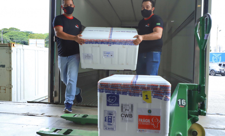 O Paraná recebeu nesta segunda-feira (25) um novo lote de vacinas com 39.600 doses contra a Covid-19, o terceiro em uma semana. Os imunizantes serão usados prioritariamente na proteção dos trabalhadores que estão na linha de frente do combate à pandemia, já que a Secretaria de Estado da Saúde (Sesa) confirmou que finalizou o processo de vacinação de dois importantes setores dentro do grupo prioritário.