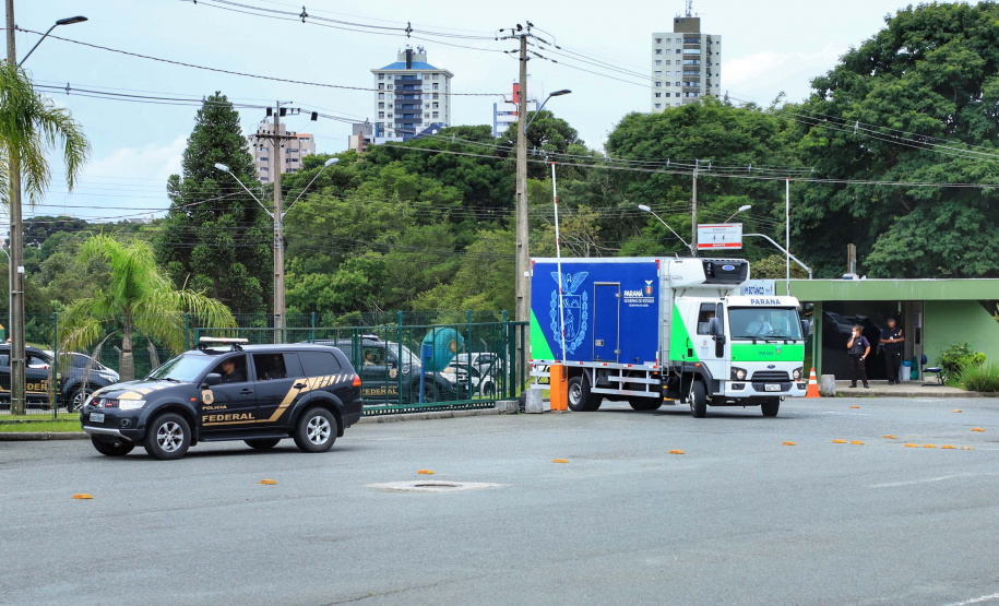 O Paraná recebeu nesta segunda-feira (25) um novo lote de vacinas com 39.600 doses contra a Covid-19, o terceiro em uma semana. Os imunizantes serão usados prioritariamente na proteção dos trabalhadores que estão na linha de frente do combate à pandemia, já que a Secretaria de Estado da Saúde (Sesa) confirmou que finalizou o processo de vacinação de dois importantes setores dentro do grupo prioritário.