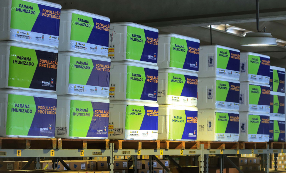 O Paraná recebeu nesta segunda-feira (25) um novo lote de vacinas com 39.600 doses contra a Covid-19, o terceiro em uma semana. Os imunizantes serão usados prioritariamente na proteção dos trabalhadores que estão na linha de frente do combate à pandemia, já que a Secretaria de Estado da Saúde (Sesa) confirmou que finalizou o processo de vacinação de dois importantes setores dentro do grupo prioritário.