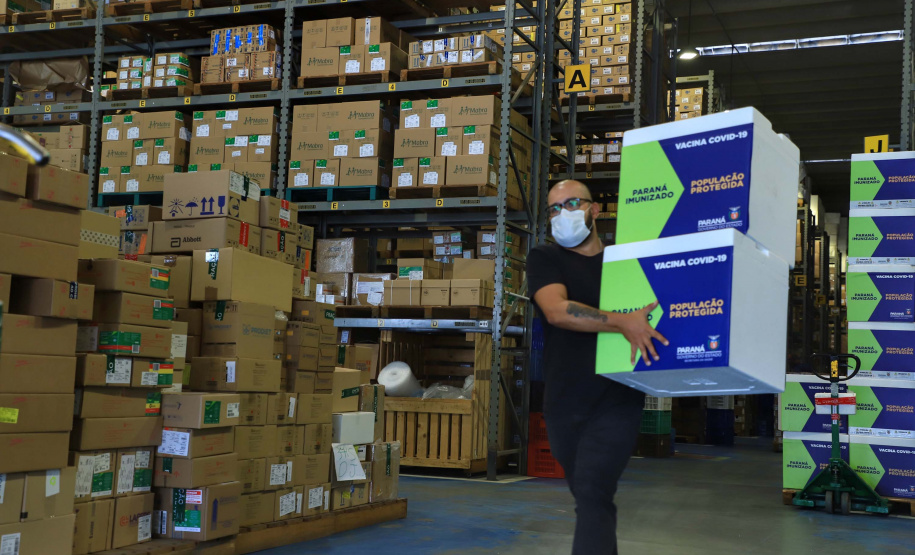 O Paraná recebeu nesta segunda-feira (25) um novo lote de vacinas com 39.600 doses contra a Covid-19, o terceiro em uma semana. Os imunizantes serão usados prioritariamente na proteção dos trabalhadores que estão na linha de frente do combate à pandemia, já que a Secretaria de Estado da Saúde (Sesa) confirmou que finalizou o processo de vacinação de dois importantes setores dentro do grupo prioritário.