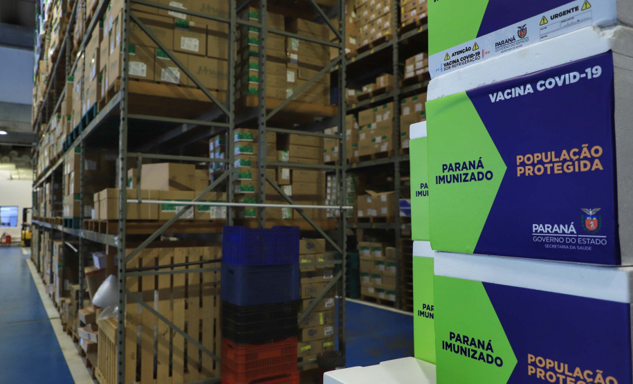 O Paraná recebeu nesta segunda-feira (25) um novo lote de vacinas com 39.600 doses contra a Covid-19, o terceiro em uma semana. Os imunizantes serão usados prioritariamente na proteção dos trabalhadores que estão na linha de frente do combate à pandemia, já que a Secretaria de Estado da Saúde (Sesa) confirmou que finalizou o processo de vacinação de dois importantes setores dentro do grupo prioritário.