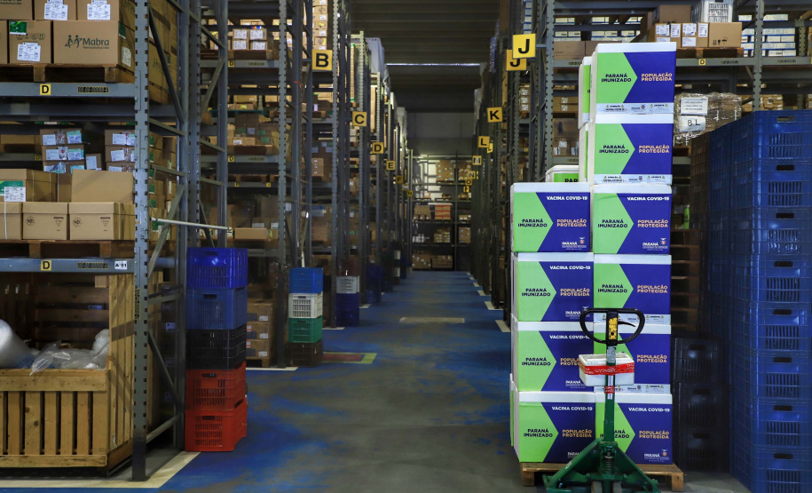 O Paraná recebeu nesta segunda-feira (25) um novo lote de vacinas com 39.600 doses contra a Covid-19, o terceiro em uma semana. Os imunizantes serão usados prioritariamente na proteção dos trabalhadores que estão na linha de frente do combate à pandemia, já que a Secretaria de Estado da Saúde (Sesa) confirmou que finalizou o processo de vacinação de dois importantes setores dentro do grupo prioritário.