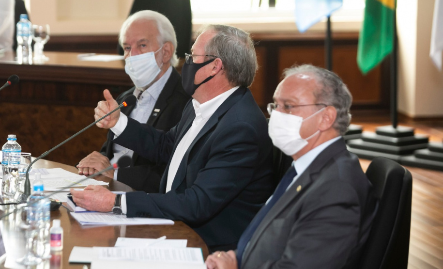 Representantes do setor produtivo paranaense, do Governo do Estado, do Ministério da Infraestrutura e a bancada de deputados federais discutiram nesta segunda-feira (25) o modelo de concessão do novo Anel de Integração do Estado, que deve entrar em leilão até o final deste ano. Foto: Gelson Bampi