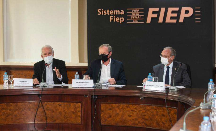 Representantes do setor produtivo paranaense, do Governo do Estado, do Ministério da Infraestrutura e a bancada de deputados federais discutiram nesta segunda-feira (25) o modelo de concessão do novo Anel de Integração do Estado, que deve entrar em leilão até o final deste ano. Foto: Gelson Bampi