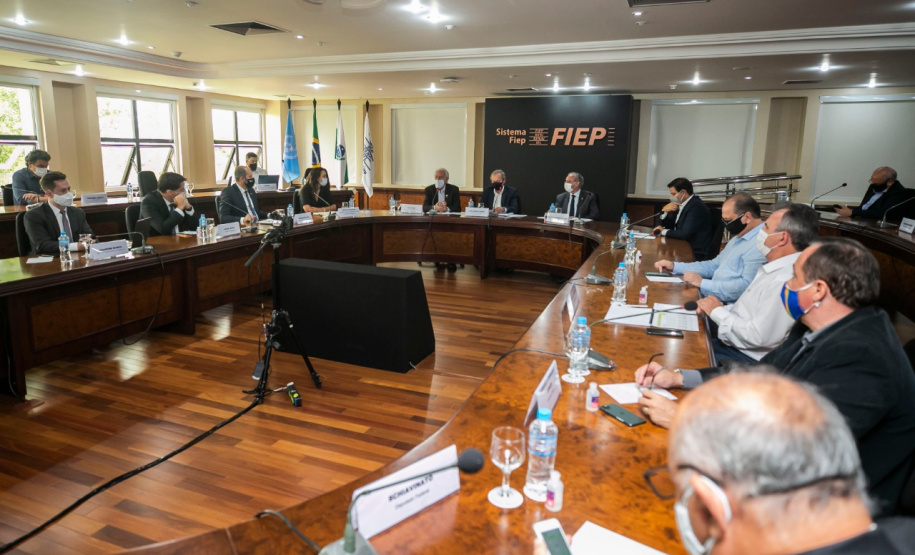 Representantes do setor produtivo paranaense, do Governo do Estado, do Ministério da Infraestrutura e a bancada de deputados federais discutiram nesta segunda-feira (25) o modelo de concessão do novo Anel de Integração do Estado, que deve entrar em leilão até o final deste ano. Foto: Gelson Bampi