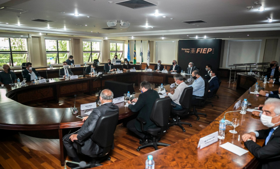 Representantes do setor produtivo paranaense, do Governo do Estado, do Ministério da Infraestrutura e a bancada de deputados federais discutiram nesta segunda-feira (25) o modelo de concessão do novo Anel de Integração do Estado, que deve entrar em leilão até o final deste ano. Foto: Gelson Bampi