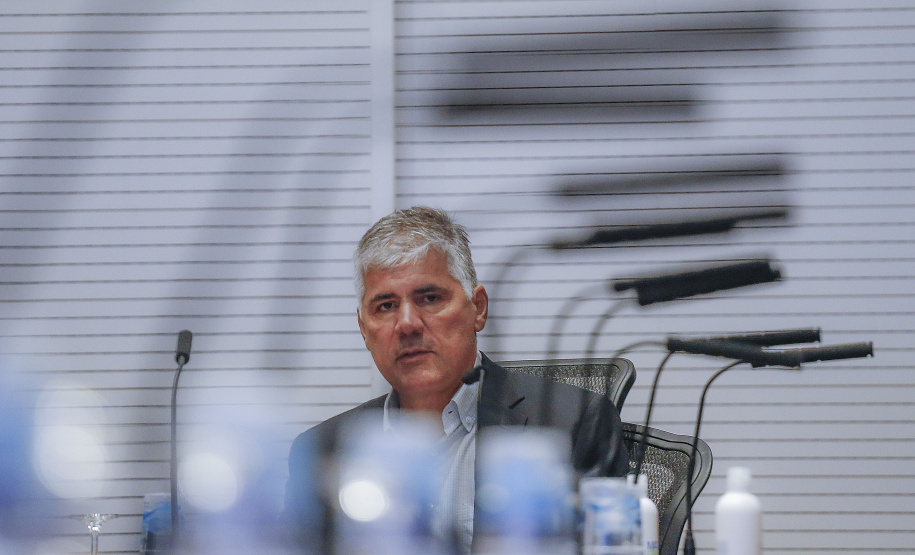 O secretário nacional de Habitação, Alfredo Santos, e o governador Carlos Massa Ratinho Junior conversaram em Curitiba nesta segunda-feira (25) sobre as perspectivas de novos investimentos para o Paraná. Eles fizeram apresentações sobre as políticas públicas dos executivos federal e estadual para o setor a um público virtual formado por dezenas de prefeitos e gestores públicos do Estado, via videoconferência.