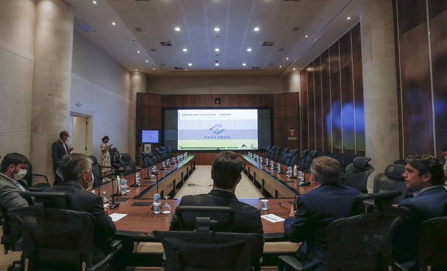 O secretário nacional de Habitação, Alfredo Santos, e o governador Carlos Massa Ratinho Junior conversaram em Curitiba nesta segunda-feira (25) sobre as perspectivas de novos investimentos para o Paraná. Eles fizeram apresentações sobre as políticas públicas dos executivos federal e estadual para o setor a um público virtual formado por dezenas de prefeitos e gestores públicos do Estado, via videoconferência.