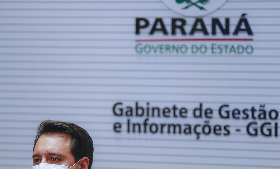 O secretário nacional de Habitação, Alfredo Santos, e o governador Carlos Massa Ratinho Junior conversaram em Curitiba nesta segunda-feira (25) sobre as perspectivas de novos investimentos para o Paraná. Eles fizeram apresentações sobre as políticas públicas dos executivos federal e estadual para o setor a um público virtual formado por dezenas de prefeitos e gestores públicos do Estado, via videoconferência.