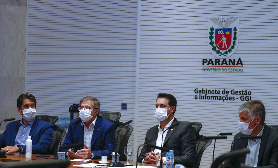 O secretário nacional de Habitação, Alfredo Santos, e o governador Carlos Massa Ratinho Junior conversaram em Curitiba nesta segunda-feira (25) sobre as perspectivas de novos investimentos para o Paraná. Eles fizeram apresentações sobre as políticas públicas dos executivos federal e estadual para o setor a um público virtual formado por dezenas de prefeitos e gestores públicos do Estado, via videoconferência.