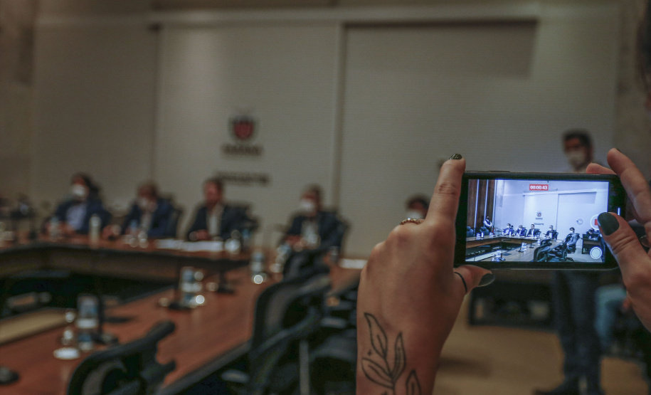 O secretário nacional de Habitação, Alfredo Santos, e o governador Carlos Massa Ratinho Junior conversaram em Curitiba nesta segunda-feira (25) sobre as perspectivas de novos investimentos para o Paraná. Eles fizeram apresentações sobre as políticas públicas dos executivos federal e estadual para o setor a um público virtual formado por dezenas de prefeitos e gestores públicos do Estado, via videoconferência.