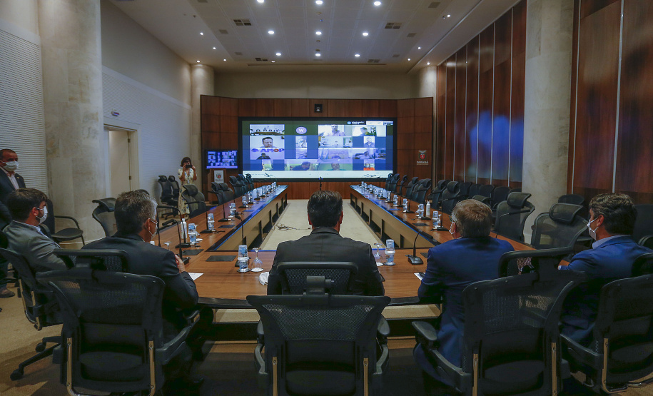O secretário nacional de Habitação, Alfredo Santos, e o governador Carlos Massa Ratinho Junior conversaram em Curitiba nesta segunda-feira (25) sobre as perspectivas de novos investimentos para o Paraná. Eles fizeram apresentações sobre as políticas públicas dos executivos federal e estadual para o setor a um público virtual formado por dezenas de prefeitos e gestores públicos do Estado, via videoconferência.