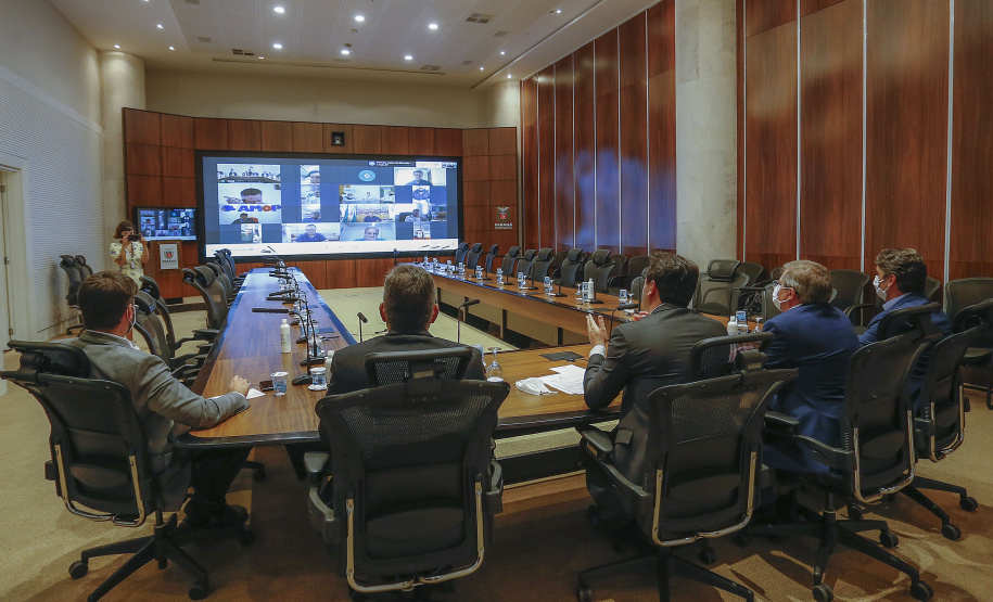 O secretário nacional de Habitação, Alfredo Santos, e o governador Carlos Massa Ratinho Junior conversaram em Curitiba nesta segunda-feira (25) sobre as perspectivas de novos investimentos para o Paraná. Eles fizeram apresentações sobre as políticas públicas dos executivos federal e estadual para o setor a um público virtual formado por dezenas de prefeitos e gestores públicos do Estado, via videoconferência.
