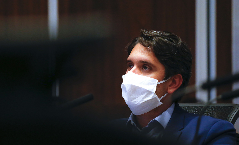 O secretário nacional de Habitação, Alfredo Santos, e o governador Carlos Massa Ratinho Junior conversaram em Curitiba nesta segunda-feira (25) sobre as perspectivas de novos investimentos para o Paraná. Eles fizeram apresentações sobre as políticas públicas dos executivos federal e estadual para o setor a um público virtual formado por dezenas de prefeitos e gestores públicos do Estado, via videoconferência.