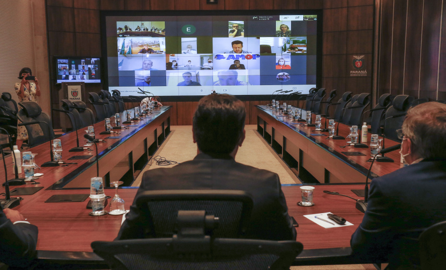 O secretário nacional de Habitação, Alfredo Santos, e o governador Carlos Massa Ratinho Junior conversaram em Curitiba nesta segunda-feira (25) sobre as perspectivas de novos investimentos para o Paraná. Eles fizeram apresentações sobre as políticas públicas dos executivos federal e estadual para o setor a um público virtual formado por dezenas de prefeitos e gestores públicos do Estado, via videoconferência.